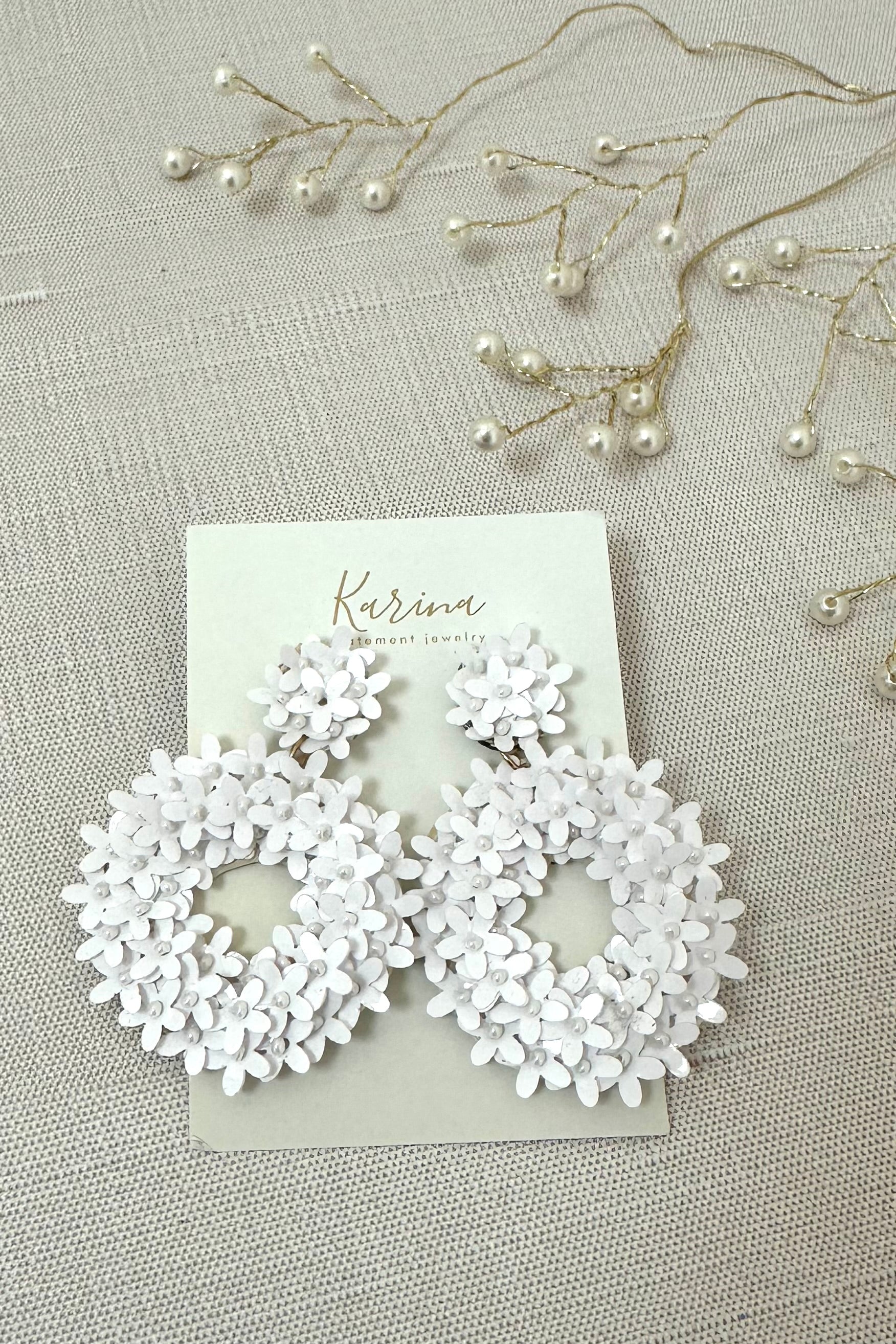 White flower dangly earrings 