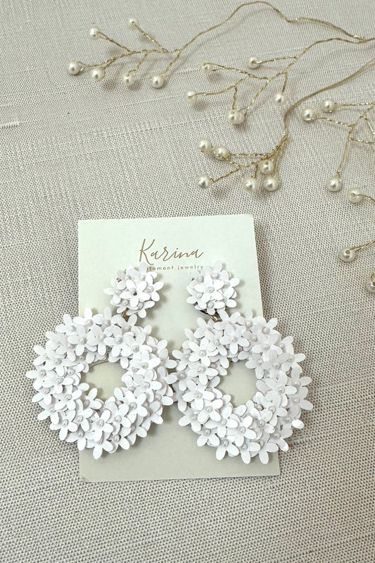 White flower dangly earrings 